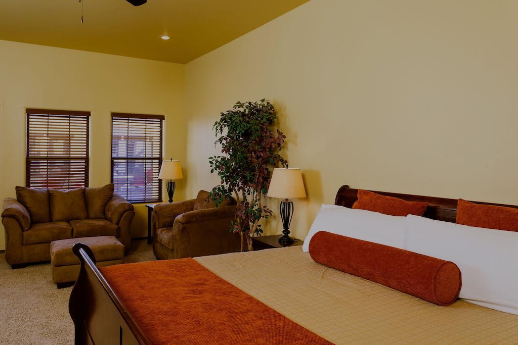 The Courtyard Villas Хоббс Номер фото